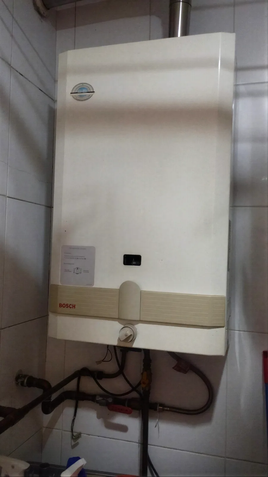 Calentador de paso Bosch a gas instalado por Servi Hogar en un apartamento de Medellín