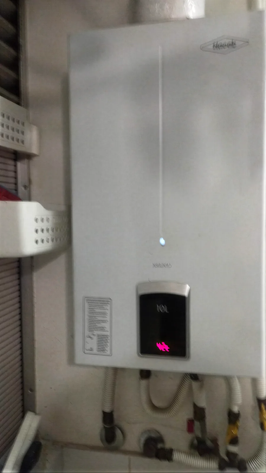 Calentador de agua a gas con pantalla digital instalado y funcionando tras la visita de Servi Hogar