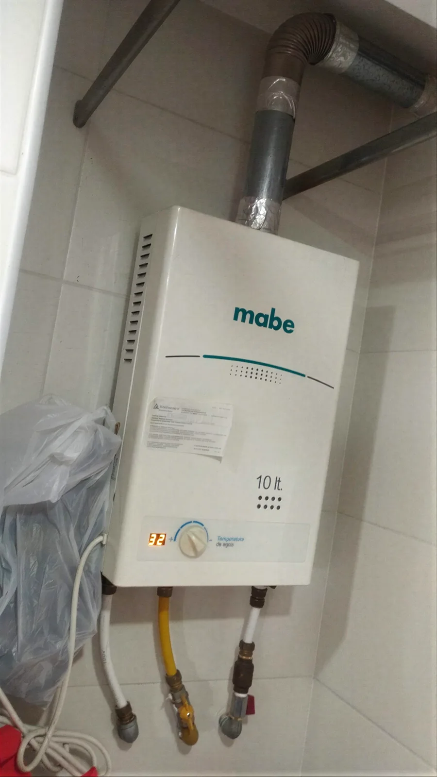 Calentador Mabe a gas instalado con ducto de evacuación por un técnico de Servi Hogar