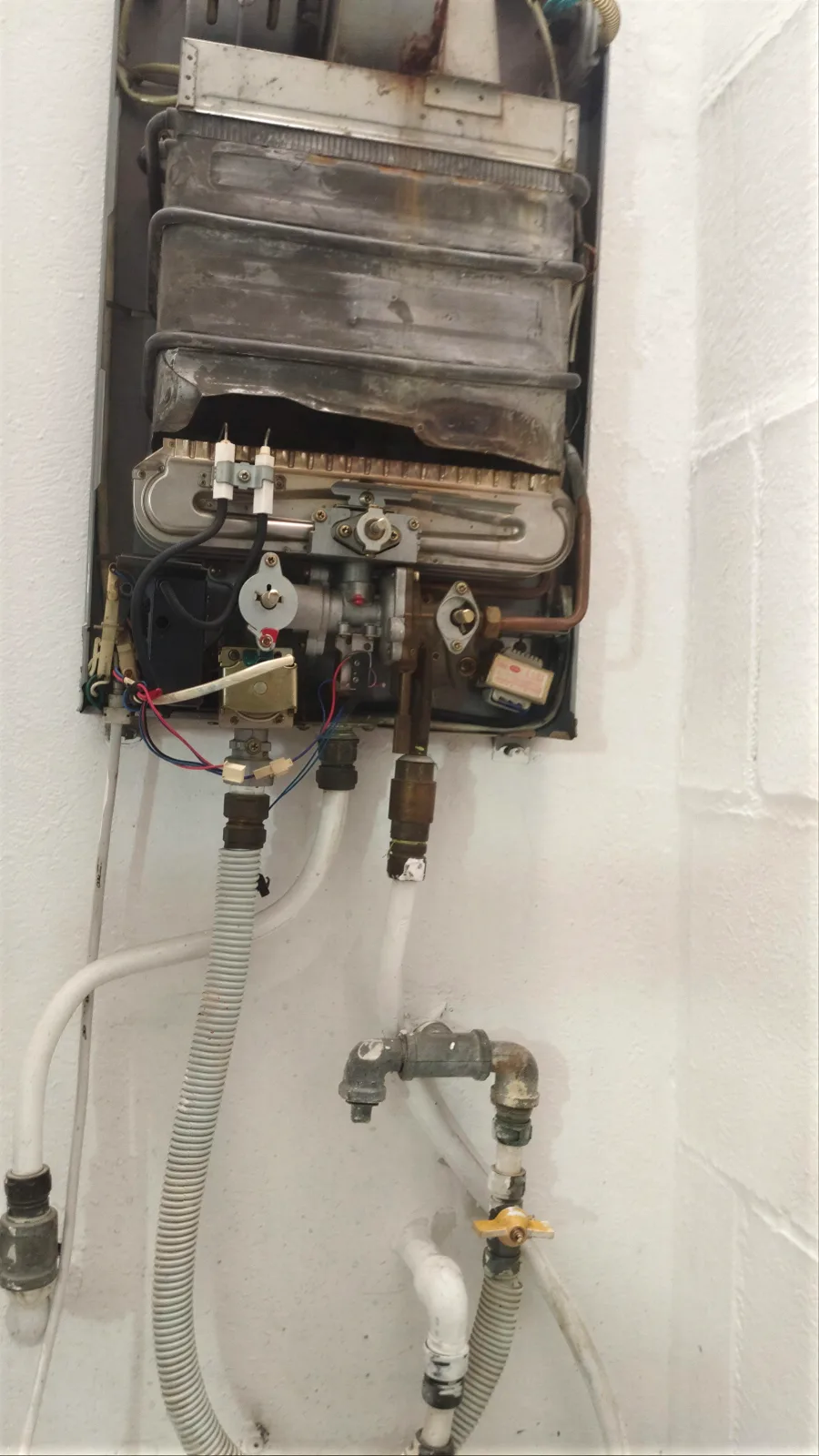 Mantenimiento preventivo del intercambiador y los quemadores de un calentador a gas por Servi Hogar